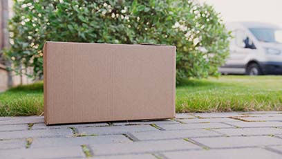 Versand im neutralen Paket Neutrales Paket aus brauner Pappe ohne Beschriftung